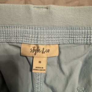 Style & Co light gray cargo capris NWOT, only washed , lost weight too large